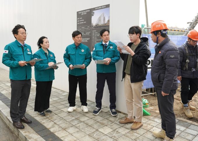 하남시의회 도시건설위원회 소속 의원들이 11월 20일 오후 2025년 행정사무감사를 앞두고 풍산동 소재 연세하남병원 신축 공사 현장을 방문해 도로점용 미준수에 의한 안전사고 예방 관련 질의응답을 하고 있다. (사진_하남시의회 제공)