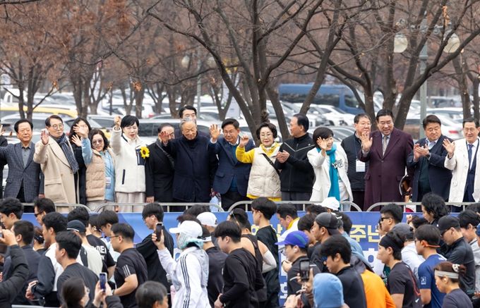제10회 김대중 평화 마라톤 참가자들을 응원하는 박강수 마포구청장