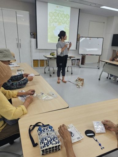 인지강화교실 ‘동물매개치료’ 수업