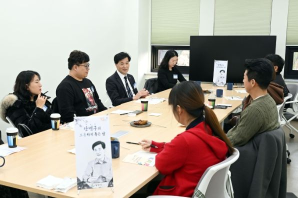 - 25일 밀양시 햇살문화도시관에서 열린 안병구의 소통하기 좋은 날 간담회에서 참석자들이 의견을 나누고 있다.