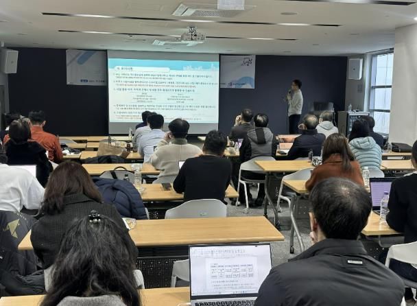 지난 11월 24일 성남 기업들이 성남시 혁신지원센터에서 '생성형 인공지능(AI) 활용 공모사업신청서 작성 교육을 듣고 있다