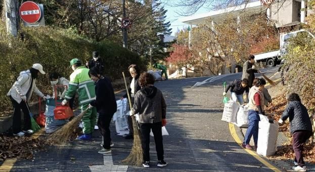 수원시 팔달구 매교동, 가을철 낙엽 대청소 실시