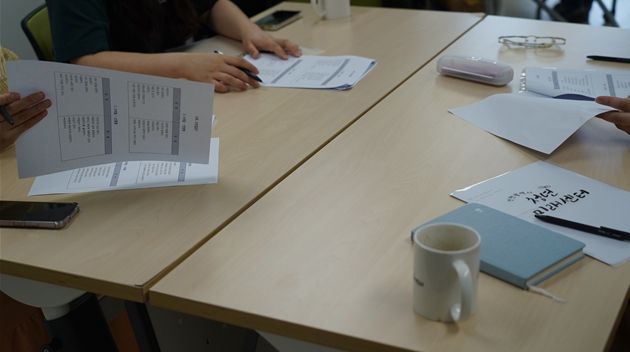 인천시청년미래센터가 지난 10월 마련한 ‘고립·은둔 청년 사회성 워크숍-워크&라이프’ 참여 청년들이 질문지를 작성하고 있다.