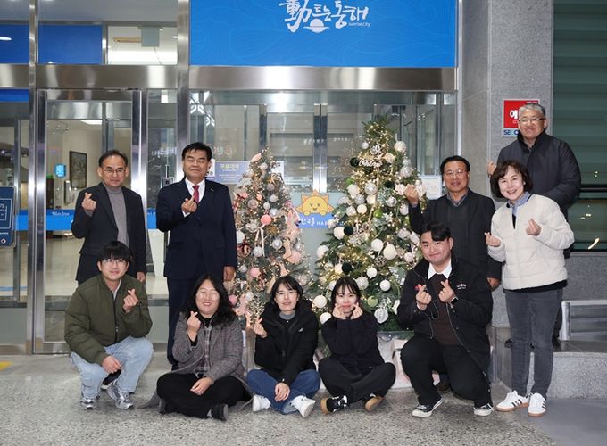 동해시청선교회, 매년 크리스마스트리 설치로 시민들에게 따뜻한 연말 분위기 선사