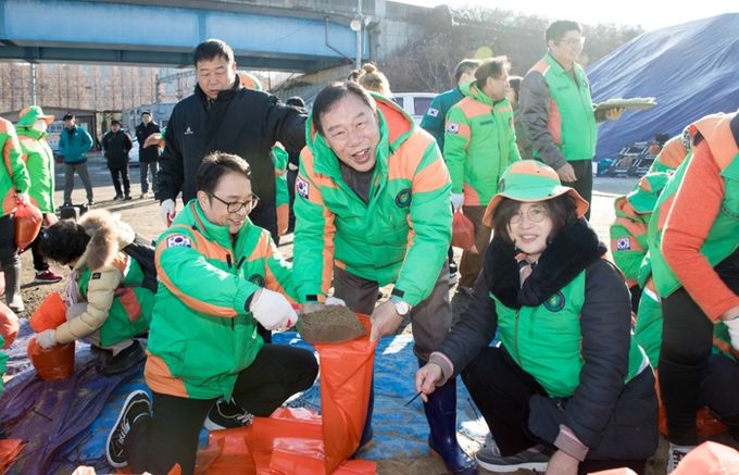 겨울철 폭설 대비 제설용 모래주머니 제작 구슬땀