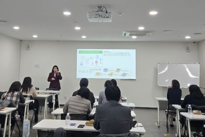 ‘환경호르몬과 여성질환’ 특강하는 박춘선 부위원장