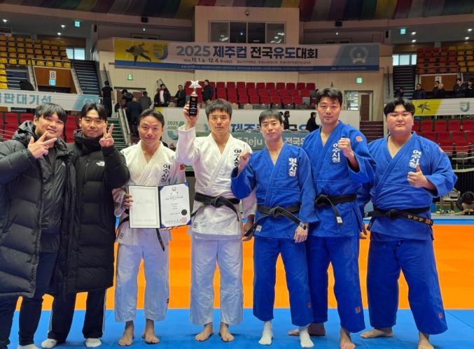 2025 제주컵 전국유도대회에서 우수한 성적을 거둔 여수시청 유도팀 선수단