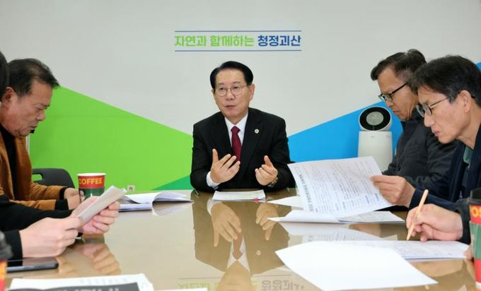 8일 괴산군청 브리핑룸에서 송인헌 군수가 민생안전지원금 지급 계획을 발표하고 있다