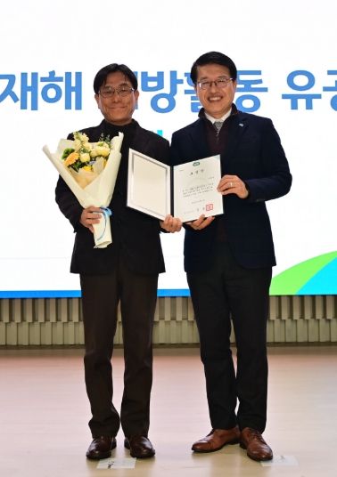 ‘2025 산업재해 예방활동 유공 우수기관’ 경기도지사 표창 수상 기념촬영
