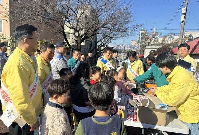 나주시가 지난 5일 영산포초등학교 일원에서 관계기관과 함께 아동 대상 범죄 예방 캠페인을 벌였다.