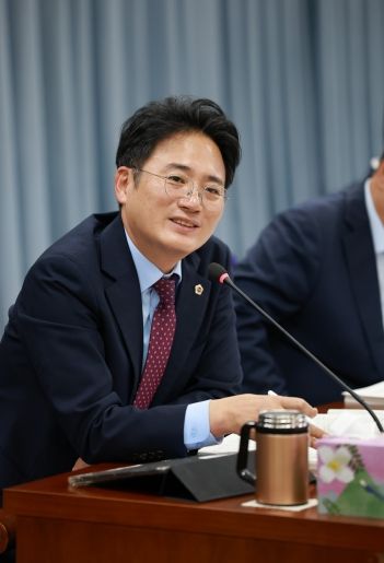 진호건 전남도의원이 농축산식품국 박현식 국장에게 질의하고 있다.