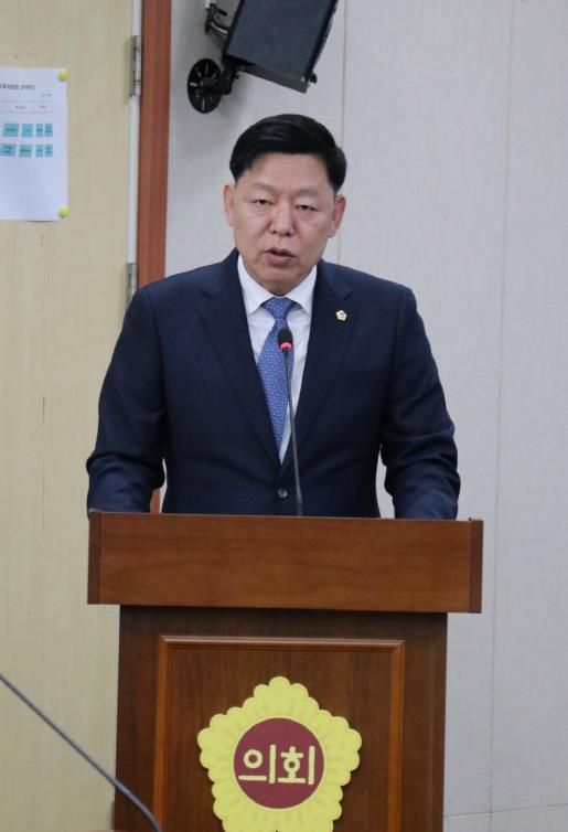 제395회 전라남도의회 제2차 정례회 제4차 교육위원회에서 김정희 교육위원장이 「전라남도교육청 헌법교육 활성화 조례안」에 대해 제안설명 하고 있다.