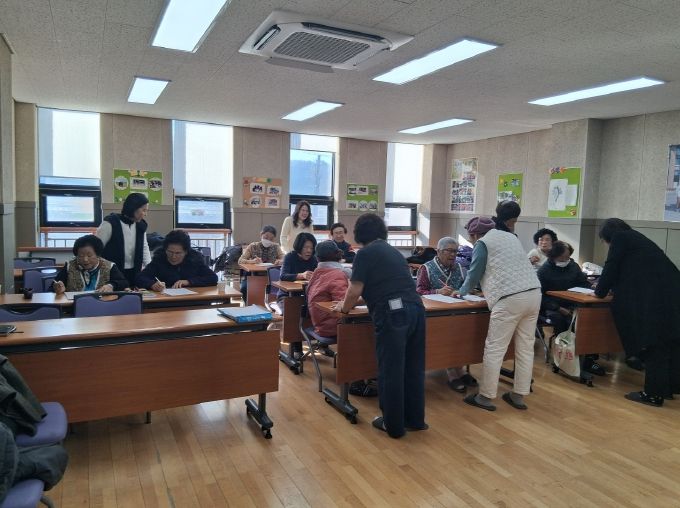 옥천군 실버미술심리상담사 수료생, 지역 어르신 찾아간다