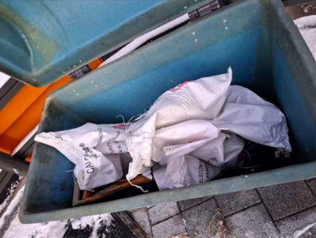 관내 한 제설함의 내부 모습(염화칼슘 포대가 일부 남아있으나 정돈되지 않은 채 방치되어 있고, 이미 개봉되어 굳어버린 듯한 모습도 관찰된다.)