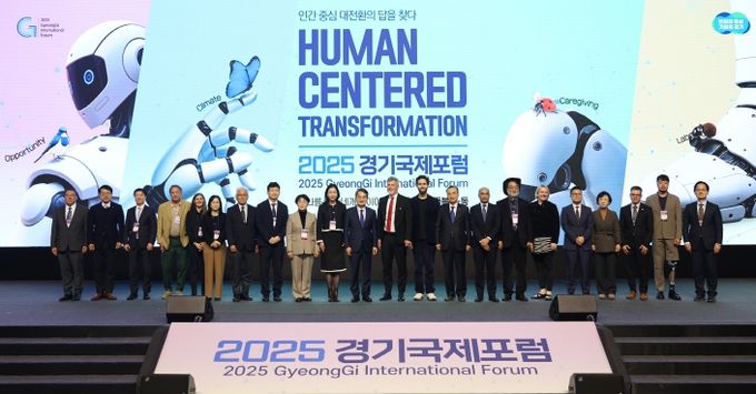 10일 오전 킨텍스 제2전시장에서 열린 2025 경기국제포럼에서 김동연 경기도지사가 개막대담을 마치고 주요 참석자들과 기념촬영을 하고있다.