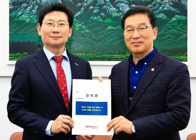 이상일 용인특례시장(왼쪽)은 10일 신정훈 국회 행정안전위원회 위원장(오른쪽)에게 특례시장협의회 공동명의로 작성된 '특례시 지원에 관한 특별법 제정 촉구 건의문'을 전달했다