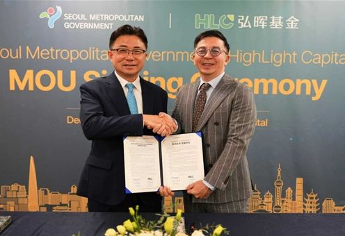 9일(화) 서울시-하이라이트캐피탈 투자유치 MOU 체결식에서 주용태 서울시 경제실장(좌측)과 스티브 왕 CEO(우측)가 협약서를 들고 기념촬영하고 있다.