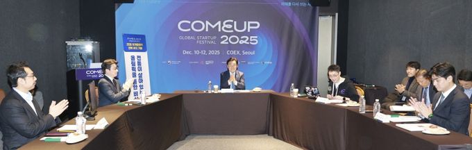 12일 김관영 도지사가 서울 코엑스에서 열린 ‘컴업 2025’ 에서 국내 최대 스타트업 단체인 코리아스타트업포럼과 함께 ‘피지컬 AI 기회의 땅, 전북’을 주제로 좌담회를 갖고 전북 스타트업 전시관을 둘러보고 있다