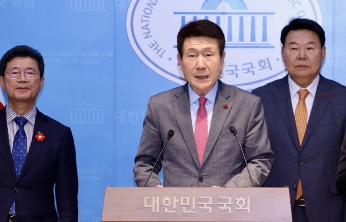 12일 서울 국회 소통관에서 공동대응 호소문 발표 기자회견을 하고 있는 이강덕 포항시장.