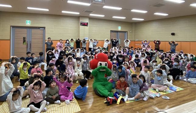 해밀유치원 아이들이 사랑을 전하고 있다.