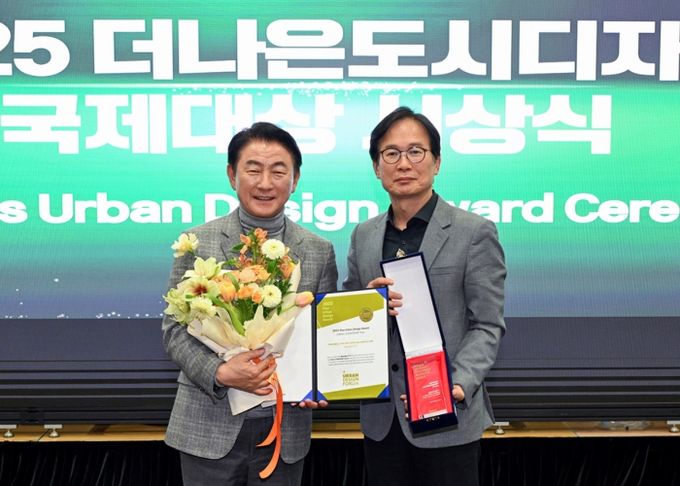 김동근 시장이 12월 12일 ‘더 나은 도시디자인 국제대상’ 시상식에서 ‘도시리더’ 부문을 수상한 뒤 기념사진을 찍고 있다.