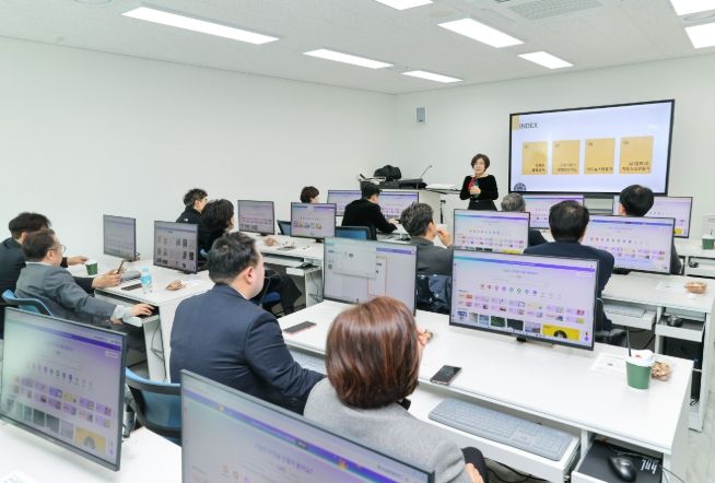 디자인 플랫폼 및 AI 도구 활용 교육 실시