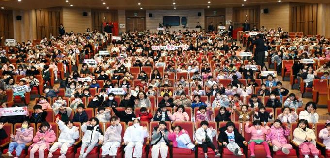 전국밀양향우연합회가 18일 밀양아리랑아트센터에서 쑥쑥 자라나는 밀양 꿈동이들의 행복나들이 행사를 개최했다.