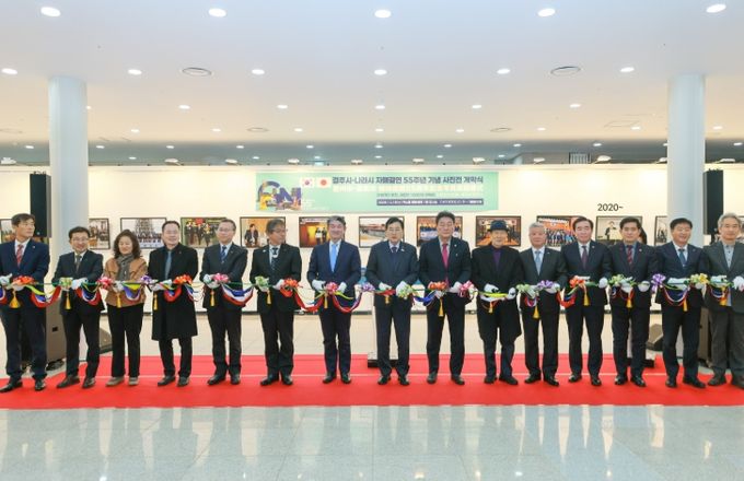 8일 경주엑스포대공원 엑스포문화센터에서 열린 ‘경주–나라시 자매결연 55주년 기념 사진전’ 개막식에서 주낙영 경주시장과 내빈들이 기념촬영을 하고 있다.