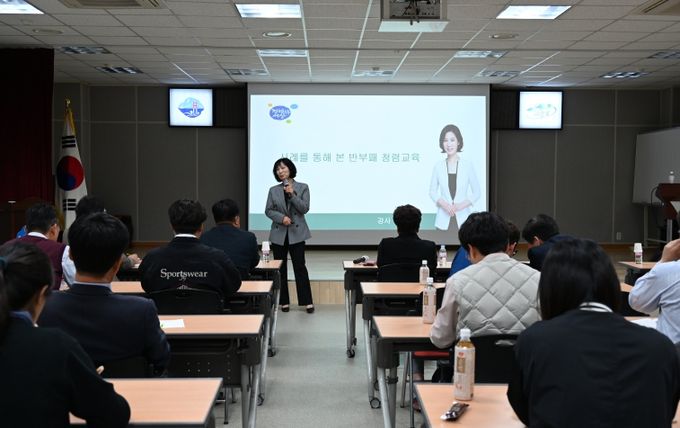 지난 4월 실시한 남해군의회 부패방지 교육 장면