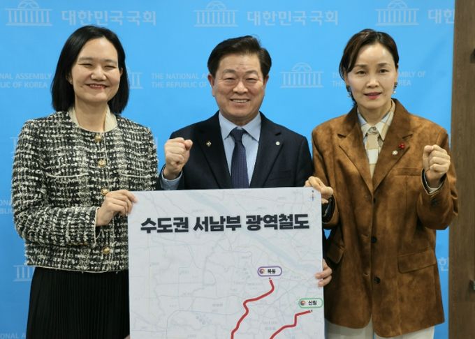 박승원 광명시장이 23일 오후 국회에서 열린 ‘수도권 서남부 광역철도(가칭) 추진 기자회견'에 참석해 재정사업과 민간투자사업을 동시에 추진하는 투트랙(Two-Track, 병행) 전략으로 신천~하안~신림선의 조기 착공을 반드시 이끌어 내겠다는 의지를 밝혔다. 사진 왼쪽부터 김남희 국회의원(광명 을), 박승원 광명시장, 임오경 국회의원(광명 갑).