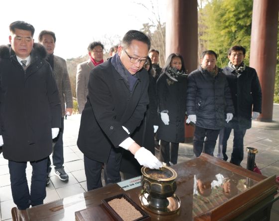 아산시의회 홍성표 의장을 비롯해 의원들과 직원들이 현충사를 찾아 참배했다