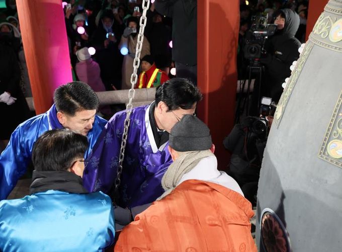 배정수 의장 및 주요내빈 타종 모습