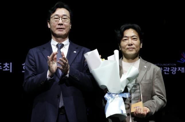 정명근 화성특례시장이 장민기 화성특례시 정무특보에 특별공로패를 수여하고 기념촬영을 하고 있다