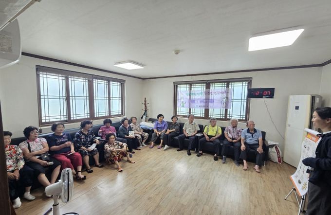 작년 7월 밀양시 단장면 무릉경로당에서 진행된 찾아가는 건강생활실천 경로당 활동 모습
