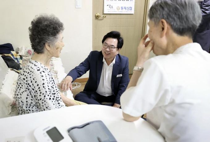 박일하 동작구청장이 지난 5월 ‘동작구민 건강주치의 사업’ 대상 가구를 찾아 이용 어르신과 대화를 나누고 있다.