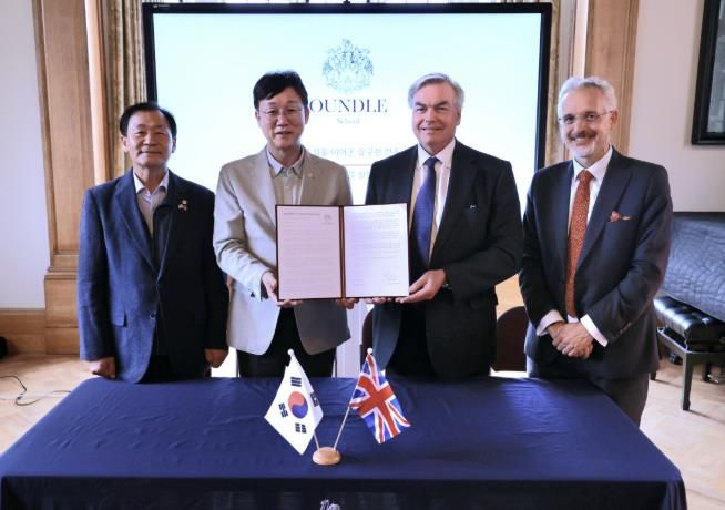 2025. 10. 17. 이민근 안산시장이 안산사이언스밸리지구 내 국제학교 설립을 위해 英 온들스쿨로부터 투자의향서를 접수받고 있다