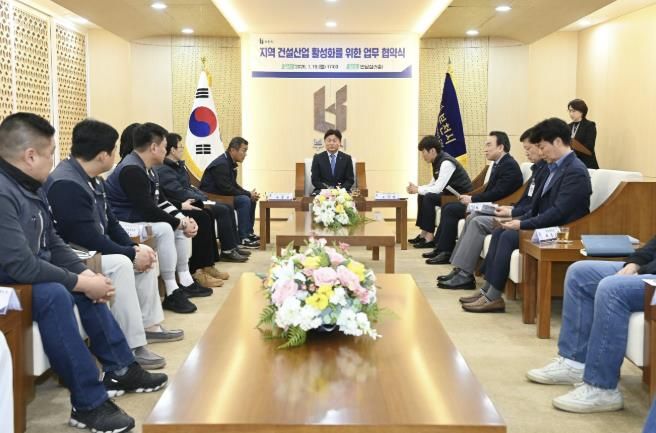 부천시는 지난 19일 한국노총 경기본부 부천김포지역지부, 한국건설산업노동조합과 함께 ‘부천시 지역건설산업 활성화를 위한 업무협약’을 체결했다.