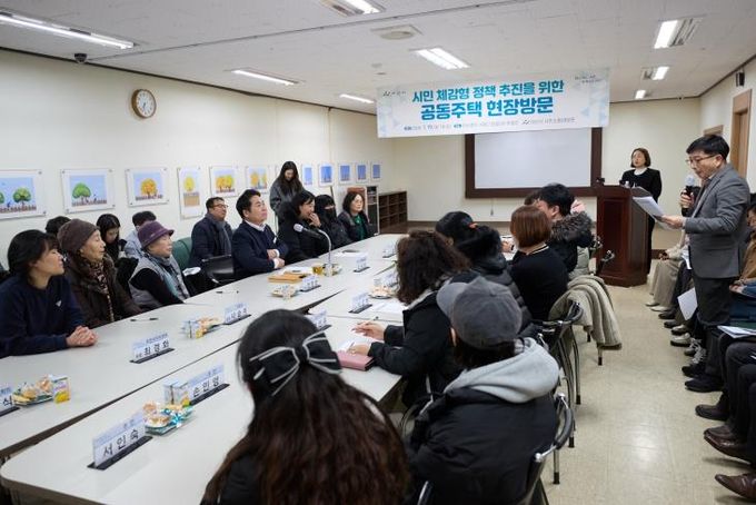 아파트 주민과의 소통간담회 진행중인 모습