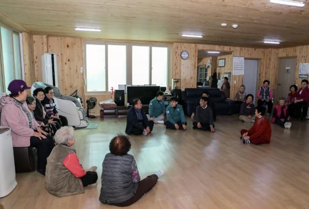 한파 쉼터 전수 점검(황침현 부시장과 관계 공무원들이 경로당을 방문해 안부 확인 및 난방시설 이상 유무를 확인하고 있다)