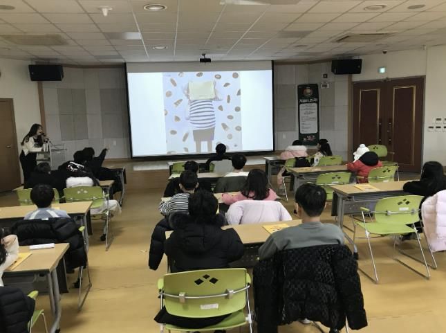 협력독서 등 프로그램을 참여하고 있는 학생들 모습.