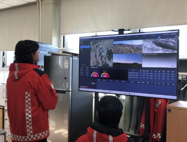 산불방치대책본부 소속 직원들이 AI 산불감시 카메라가 전송하는 정보를 통해 산불을 실시간으로 감사하고 있다.