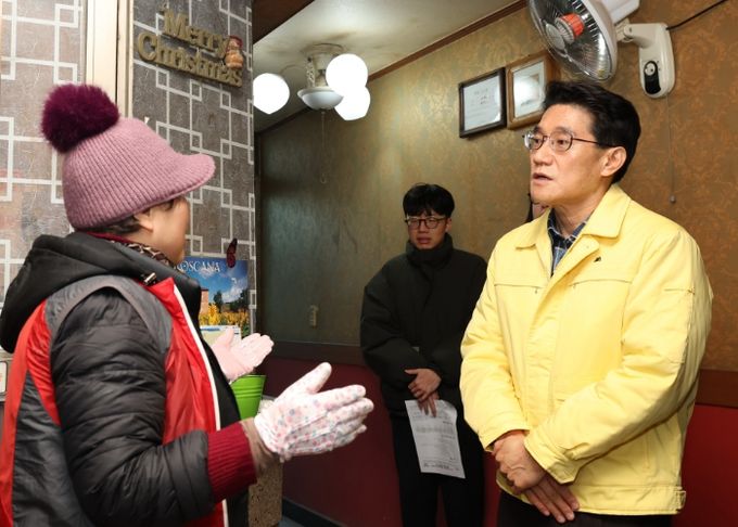 21일 윤성진 화성특례시 제1부시장이 한파 응급숙박시설을 찾아 운영 상태를 점검하고 있다