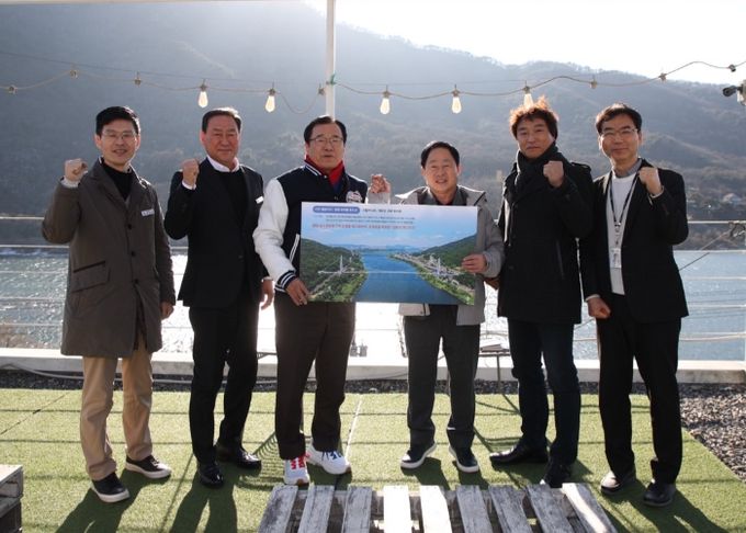 22일 개최된 「하남시-남양주시 상생협력 기반 한강 수변 친환경 연계 발전 방안 공동 연구 용역 보고회」를 기념하여 이현재 하남시장을 비롯한 관계자들이 기념사진 촬영을 하고 있다.