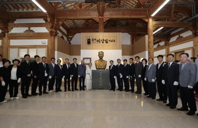 이상설 기념관 독립운동가 흉상 제막식