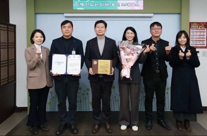 이상일 용인특례시장(왼쪽 세번째)이 28일 열린 '제2회 세계청년리더총연맹(WFPL) 8대 지자체 혁신평가'에서 특례시 부문 대상을 수상한 뒤 직원들과 기념촬영을 하고 있다