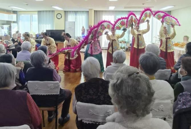 수원시 장안구 정자3동 주민자치회, 아녜스의 집 찾아 재능기부 공연 펼쳐