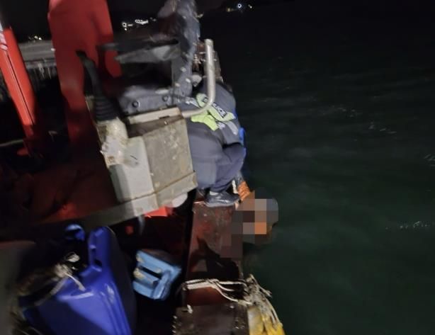 해상 익수자를 구조 중인 완도해경의 모습