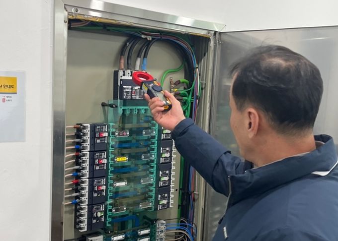 민관 합동점검반이 다중이용시설의 전기설비를 점검하고 있다.