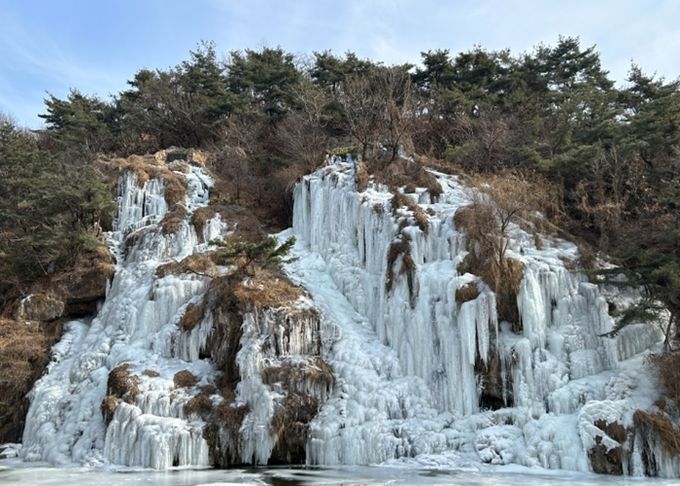 서대문 홍제폭포, 도심 속 ‘거대 은빛 빙벽’ 장관 글로벌 겨울 랜드마크로 우뚝
