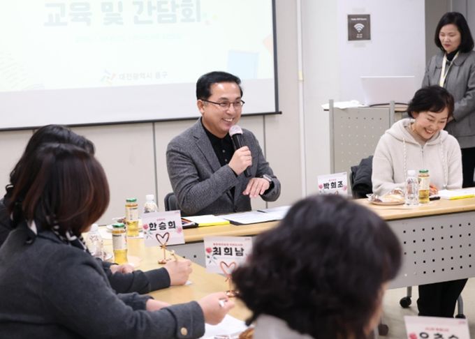 작은도서관 파견 근로자·운영자 교육 및 간담회 진행 모습